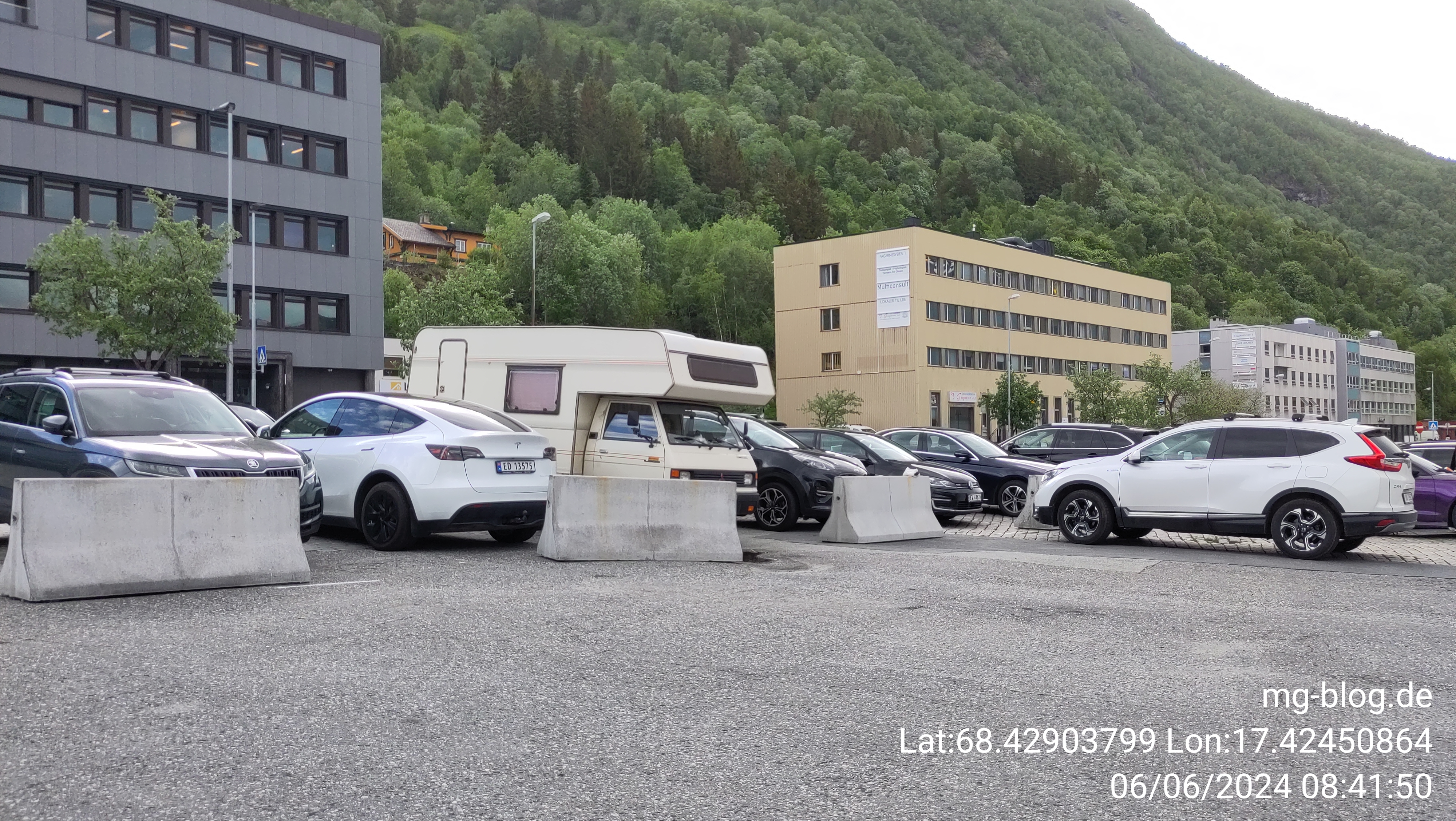 06.06.2024 08:41 Uhr, Parken in Narvik GPSPosition: 68.429038 N, 17.424509 E, Höhe: 38.484 m über NN Fagernesveien 62, 8514 Narvik, Norway
