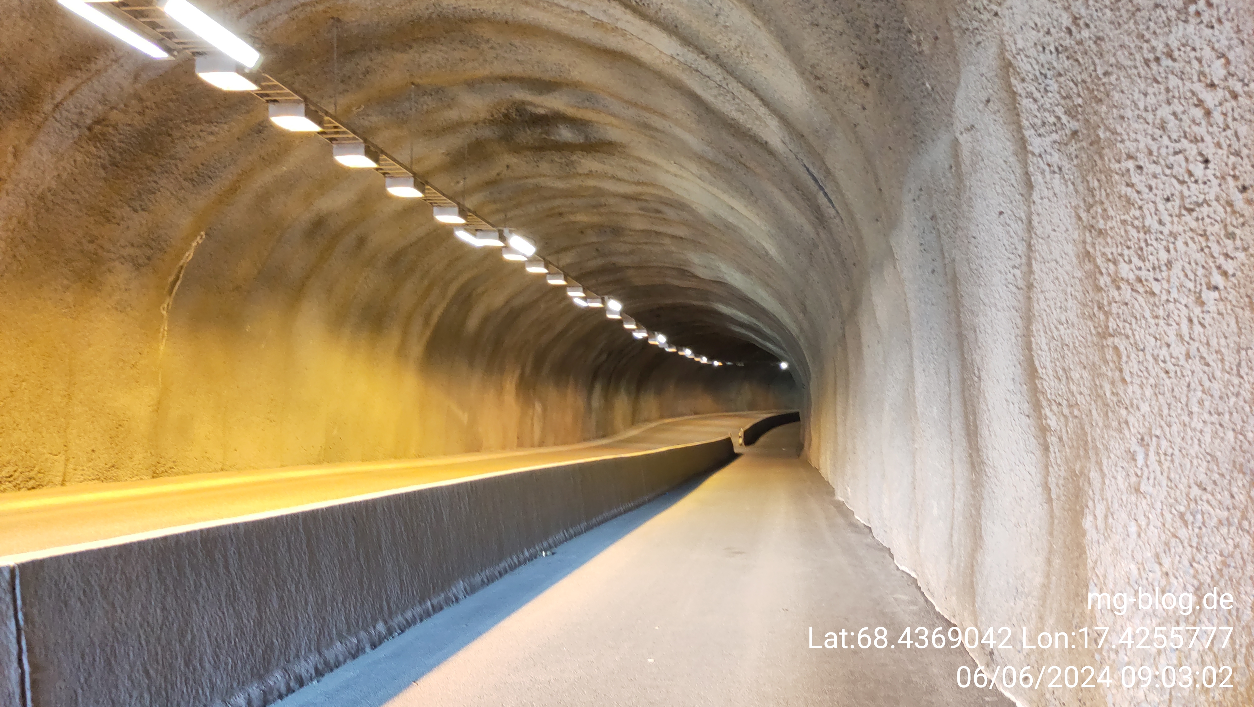 06.06.2024 09:03 Uhr, Blick in einen Tunnel in Narvik aus Fußgängerperspecktive GPSPosition: 68.436904 N, 17.425578 E, Höhe: 0 m über NN Kongensgate 33, 8514 Narvik, Norway