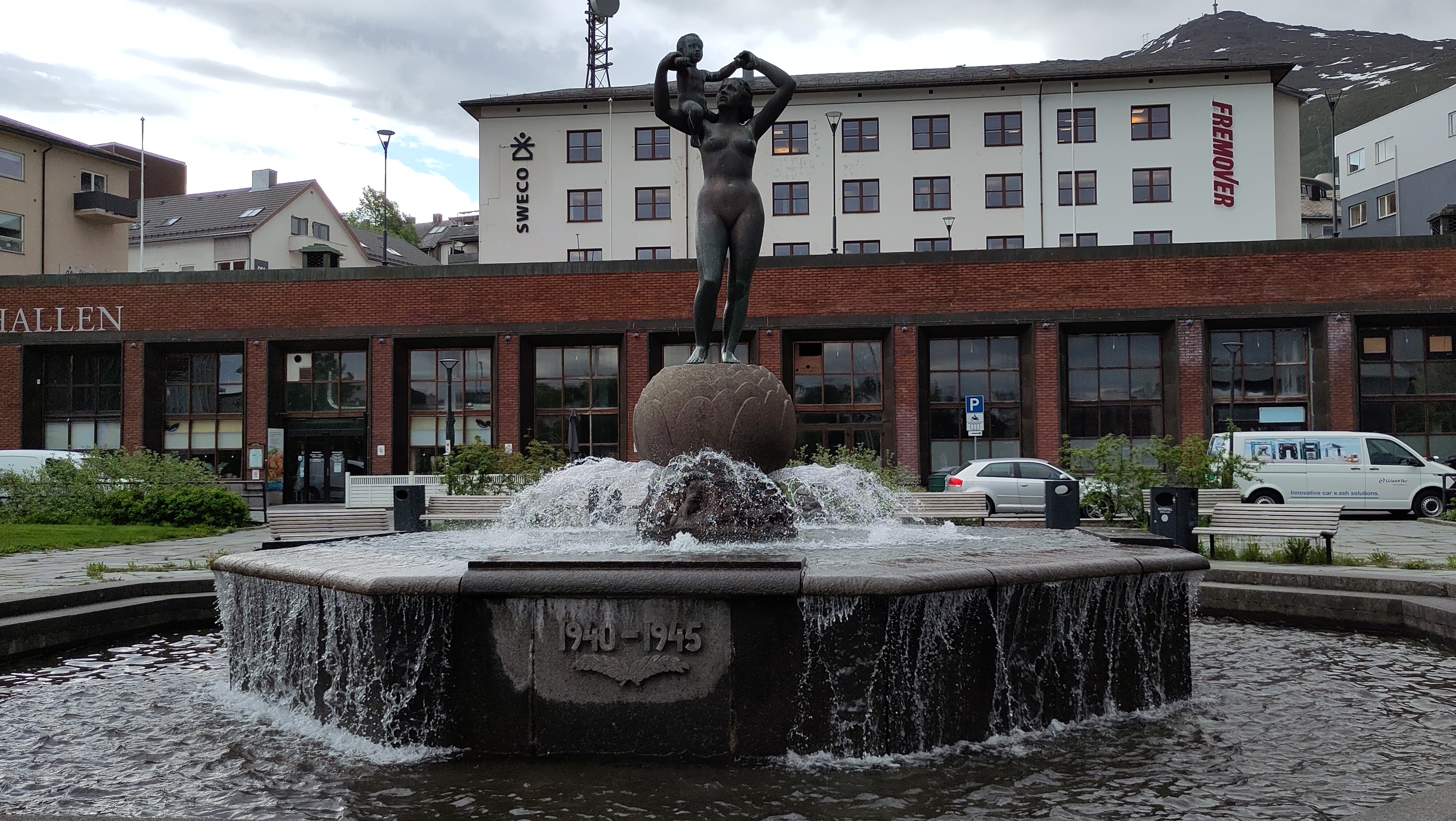 06.06.2024 09:34 Uhr, Freiheitsdenkmal im Zentrum von Narvik GPSPosition: 68.438369 N, 17.427794 E, Höhe: 75.537 m über NN Kongensgate 42A, 8514 Narvik, Norway
