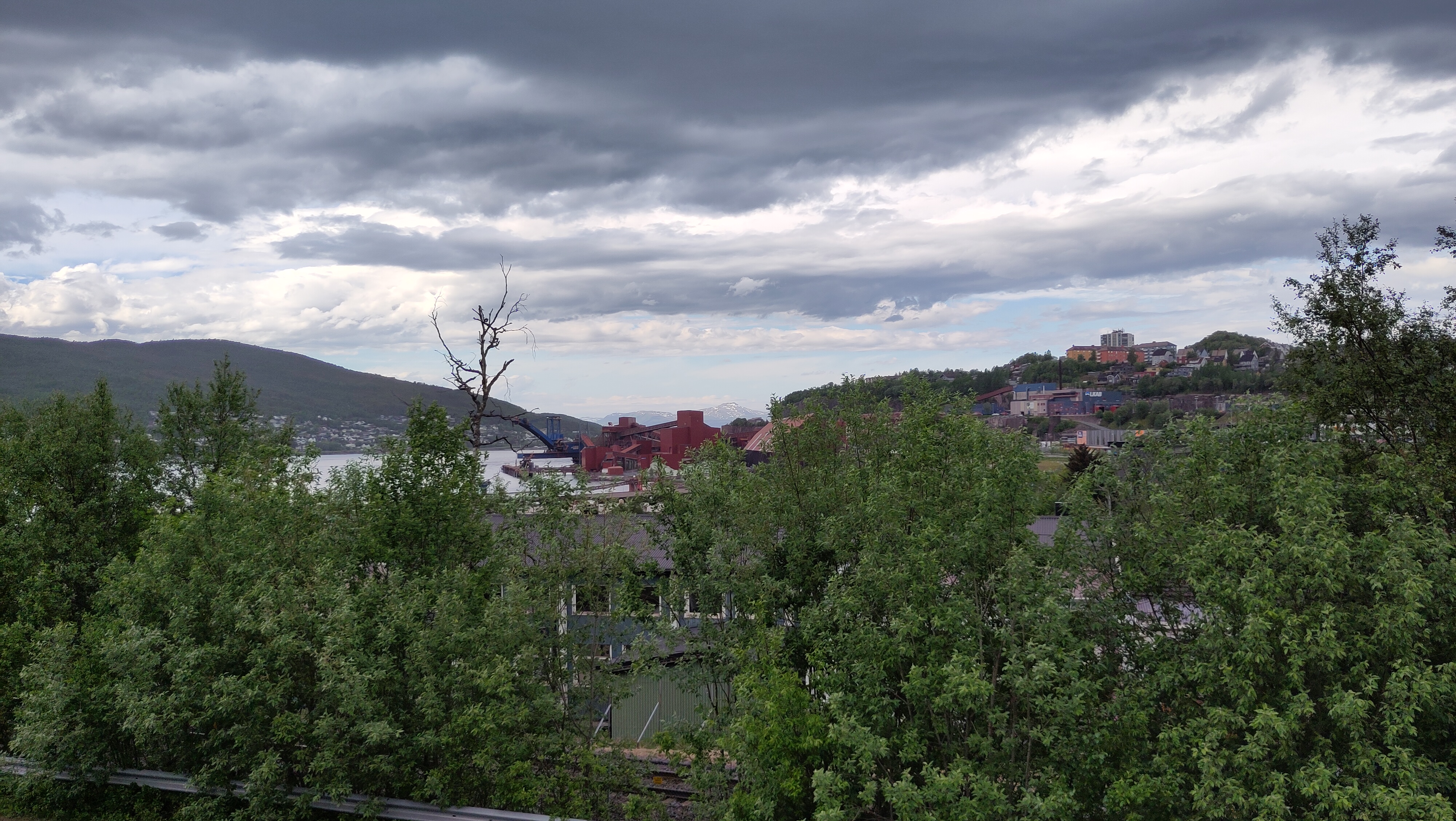 06.06.2024 11:50 Uhr, Spaziergang durch Narvik. GPSPosition: 68.437722 N, 17.425614 E, Höhe: 76.453 m über NN Kongensgate 39, 8514 Narvik, Norway